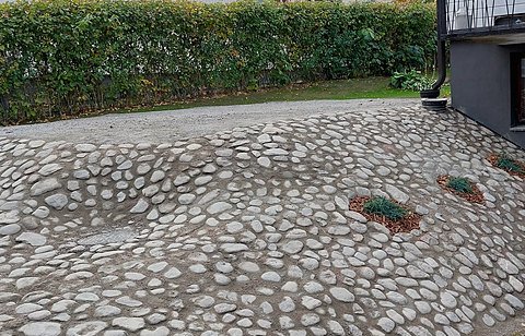 Rinteen kenttäkiveys ja pation pohjat
