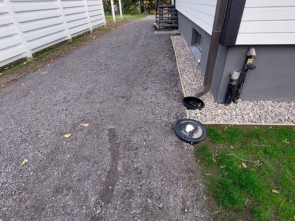 Murskeesta tehty kulkuväylä ja sadevesikaivot omakotitalon vieressä